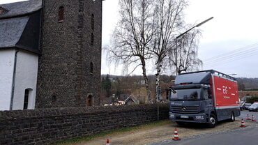 Ü-Wagen vor der Kirche
